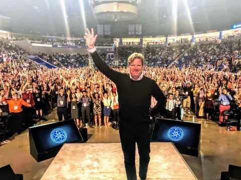 Rikard Steiber on stage, waving to a packed arena audience